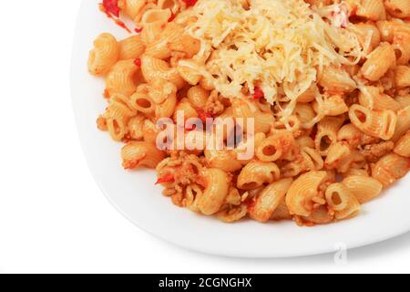 Pasta fritta con carne tritata e pomodori, cosparsa di formaggio grattugiato su un piatto Foto Stock