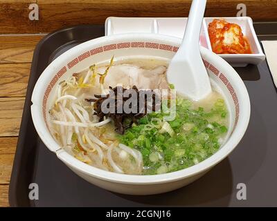 Tonkotsu ramen, o Hakata ramen, piatto noodle originato in Fukuoka, Kyushu, Giappone. Brodo di zuppa a base di ossa di maiale e condito con pancia di maiale a fette. Foto Stock