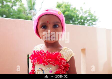 Kalaburagi, Karnataka/India-Agosto, 22.2020: Vista frontale della bambina indiana con cappuccio rosa all'interno Foto Stock