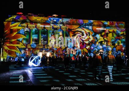 Berlino, Germania. 11 Settembre 2020. Foto scattata il 11 settembre 2020 mostra l'Hotel de Rome illuminato durante il Festival delle luci 2020 a Berlino, capitale della Germania. Berlino il venerdì si è trasformata in una città di arte leggera con l'apertura del Festival delle luci 2020 che durerà fino al 20 settembre. Credit: Shan Yuqi/Xinhua/Alamy Live News Foto Stock