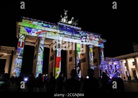 Berlino, Germania. 11 Settembre 2020. Foto scattata il 11 settembre 2020 mostra la porta di Brandeburgo illuminata durante il Festival delle luci 2020 a Berlino, capitale della Germania. Berlino il venerdì si è trasformata in una città di arte leggera con l'apertura del Festival delle luci 2020 che durerà fino al 20 settembre. Credit: Shan Yuqi/Xinhua/Alamy Live News Foto Stock