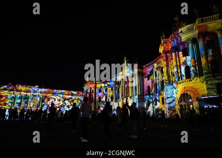 Berlino, Germania. 11 Settembre 2020. Foto scattata il 11 settembre 2020 mostra la facoltà di giurisprudenza della Humboldt University di Berlino (R) e l'Hotel de Rome illuminati durante il Festival delle luci 2020 a Berlino, capitale della Germania. Berlino il venerdì si è trasformata in una città di arte leggera con l'apertura del Festival delle luci 2020 che durerà fino al 20 settembre. Credit: Shan Yuqi/Xinhua/Alamy Live News Foto Stock