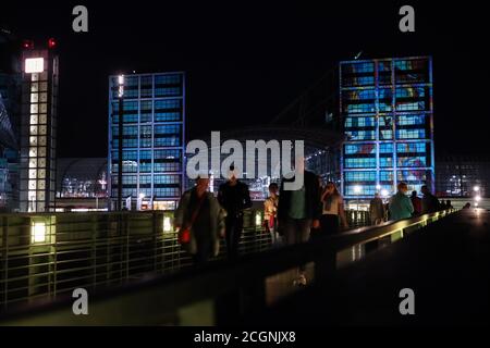 Berlino, Germania. 11 Settembre 2020. I pedoni camminano di fronte alla stazione ferroviaria centrale di Berlino illuminata durante il Festival delle luci a Berlino, capitale della Germania, 11 settembre 2020. Berlino il venerdì si è trasformata in una città di arte leggera con l'apertura del Festival delle luci 2020 che durerà fino al 20 settembre. Credit: Shan Yuqi/Xinhua/Alamy Live News Foto Stock