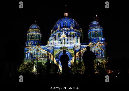 Berlino, Germania. 11 Settembre 2020. I visitatori si trovano di fronte alla Cattedrale di Berlino illuminata durante il Festival delle luci 2020 a Berlino, capitale della Germania, il 11 settembre 2020. Berlino il venerdì si è trasformata in una città di arte leggera con l'apertura del Festival delle luci 2020 che durerà fino al 20 settembre. Credit: Shan Yuqi/Xinhua/Alamy Live News Foto Stock