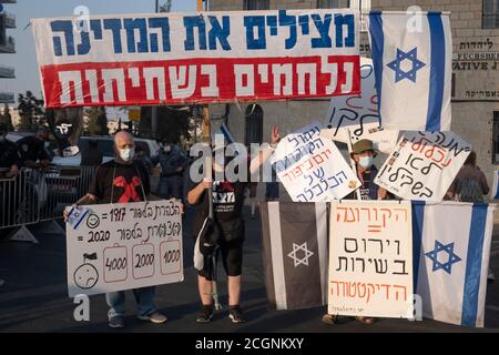 GERUSALEMME, ISRAELE - SETTEMBRE 11: I manifestanti tengono cartelli durante una manifestazione vicino alla residenza ufficiale del primo ministro come parte delle manifestazioni in corso per la dodicesima settimana consecutiva contro il primo ministro Benjamin Netanyahu per la sua accusa di corruzione e la gestione della pandemia del coronavirus il 11 settembre 2020 a Gerusalemme, Israele. Un'ondata di proteste anti-Netanyahu ha spazzato Israele durante l'estate, con la più grande manifestazione settimanale che si svolge ogni fine settimana a Gerusalemme. Foto Stock