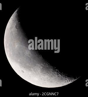 Londra, Regno Unito. 12 settembre 2020. Immagine telescopica del 39% illuminata Luna mezzaluna in declino, fotografata nelle prime ore del 12 settembre. Credito: Malcolm Park/Alamy Foto Stock