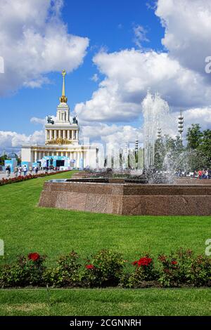 MOSCA, RUSSIA - 06 AGOSTO 2019. Paesaggio del viale principale del parco e centro espositivo VDNKh. Mostra dei risultati dell'economia nazionale Foto Stock