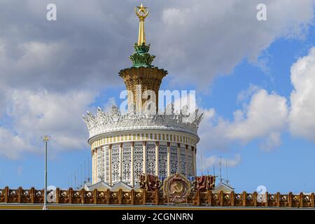 MOSCA, RUSSIA - 06 AGOSTO 2019. L'architettura della città di Mosca del periodo sovietico. VDNKh (Mostra dei risultati dell'economia nazionale), facciata dell'edificio Foto Stock