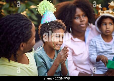 la famiglia afro-americana si è riunita in festa di compleanno Foto Stock