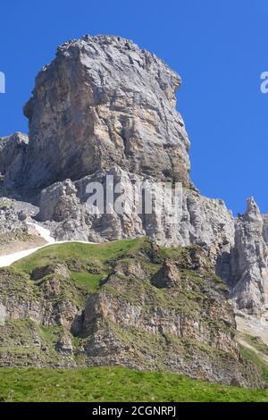 Suggestiva montagna quadrata e cima al Passo di Klausen in Le Alpi svizzere nel cantone di Uri Foto Stock