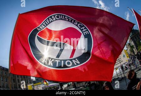 Monaco, Baviera, Germania. 11 Settembre 2020. Bandiera dell'azione Antifascista. Il gruppo di estrema destra Buergerbewegung Pax Europa (Citizen Movement Pax Europa) guidato dall'islamophobe Michael Stuerzenberger (Michael StÃ¼rzenberger) è tornato a Monaco di Baviera dopo una lunga assenza con Stefan Ulrich, un partner di lunga data. Credit: Sachelle Babbar/ZUMA Wire/Alamy Live News Foto Stock