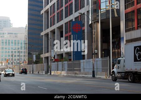 Fortificazioni su Front Street, Canadian Broadcasting Centre, Toronto prima del vertice del G20 nel 2010 Foto Stock