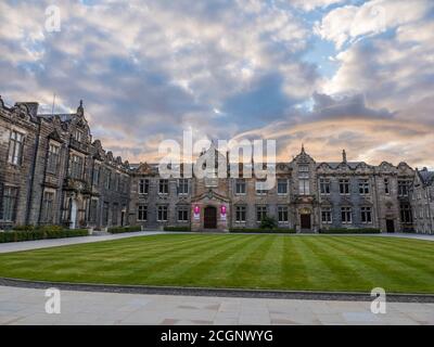 Sunset, School V, St Salvator's Quad, University of St Andrews, St Andrews, Fife, Scozia, Regno Unito, GB. Foto Stock