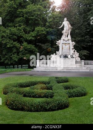 Statua di Wolfgang Amadeus Mozart nel Burggarten, parte del complesso Hofburg (Palazzo Imperiale), Vienna, Austria Foto Stock