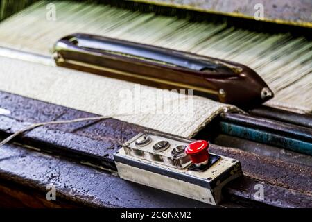 Johannesburg, Sudafrica - 16 ottobre 2012: Primo piano di una macchina per telaio di trama a filo di cotone in una fabbrica di nastri trasportatori Foto Stock