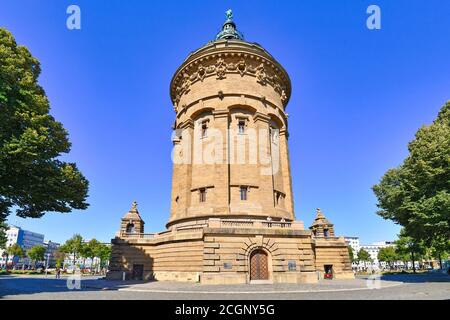 Mannheim, Germania - Settembre 2020: Water Tour chiamato 'Wasserturm', un punto di riferimento della città tedesca di Mannheim in un piccolo parco pubblico il giorno di sole Foto Stock