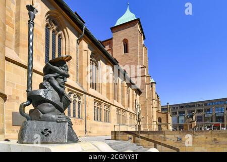 Heilbronn, Germania - Settembre 2020: Scultura chiamata 'Cristoforo' con la chiesa gotica di San Kilian in background nella città di Heibronn Foto Stock