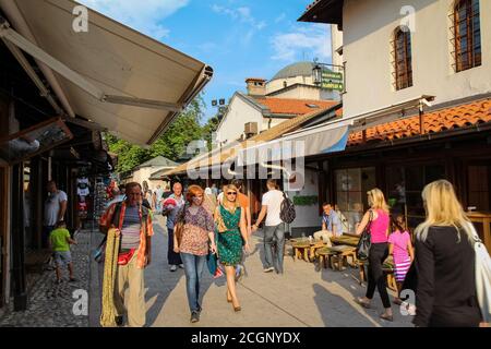Sarajevo, Bosnia-Erzegovina - 3 luglio 2018: Via Saraci nel quartiere storico di Bascarsija, città vecchia Sarajevo, Bosnia e Herzegov Foto Stock