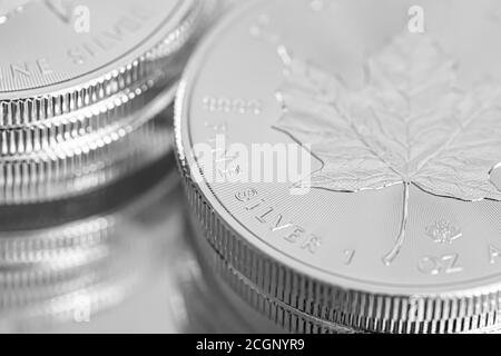 Città del Capo, Sud Africa - 17 agosto 2019: Immagine editoriale illustrativa di una moneta di Bullion 9999 Silver Canadian Maple Leaf Foto Stock