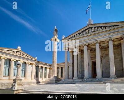 Ingresso all'Accademia di Atene, Grecia, e colonna con la statua di Atena, antica dea greca, patrona della città, in piena luce del giorno, sole estivo. Foto Stock