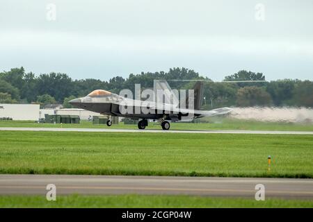 F-22 Raptor Demonstration Team arriva alla Selfridge Air National Guard base, Michigan, il 10 settembre 2020. Il team Demo ha sede alla base dell'aeronautica di Langley, Virginia. Raptor fa parte del team dimostrativo Air Combat Command F-22 ed esegue manovre aeree di precisione per dimostrare le sue capacità uniche. (STATI UNITI Air National Guard foto di Terry L. Atwell) Foto Stock