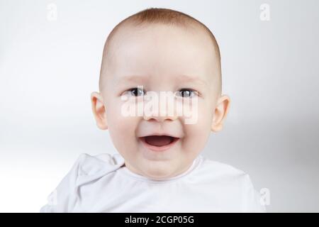 Ritratto di un bambino sorridente di dieci mesi Foto Stock