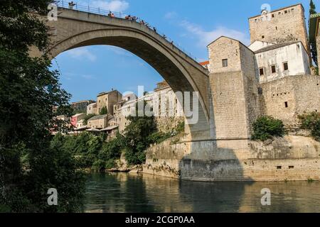 Mostar, Bosnia-Erzegovina - 4 luglio 2018: Primo piano dello storico Ponte Vecchio ad arco di Mostar sul fiume Neretva, nel centro storico di Mostar, Foto Stock