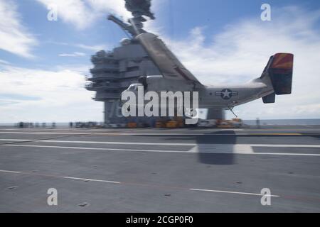 Un C-2A Greyhound, attaccato al 'Rawhides' di Fleet Logistics Support Squadron (VRC) 40, si avvicina per atterrare sul ponte di volo USS Gerald R. Ford (CVN 78) 9 settembre 2020. Ford è in corso nell'Oceano Atlantico che conduce un evento indipendente di vapore. (STATI UNITI Navy photo di Mass Communication Specialist 3° Classe Zack Guth) Foto Stock