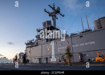 200911-N-RI884-1118 STAZIONE NAVALE MAYPORT, Fla. (Settembre 11, 2020) i marinai partecipano ad una corsa di Remembrance 9/11 5k sul ponte di volo della nave d'assalto anfibia USS Wasp (LHD 1). Il WASP ha tenuto eventi durante tutta la giornata in omaggio agli individui che hanno perso la vita negli attacchi del 11 settembre 2001. (Foto Navy US di Mass Communication Specialist prima Classe Daniel Barker) Foto Stock