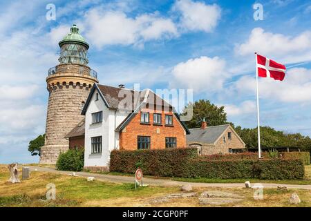 Faro Hammeren Fyr, bandiera danese, Allinge, Bornholm, Danimarca Foto Stock