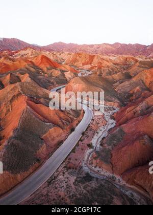 Montagne di arenaria rossa di minerali diversi, Zhangye Danxia Geopark, Cina Foto Stock