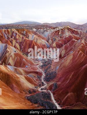 Montagne di arenaria rossa di minerali diversi, Zhangye Danxia Geopark, Cina, Asia Foto Stock