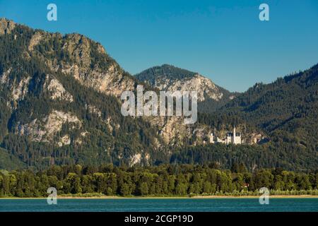 Vista sul Forgensee al Castello di Neuschwanstein e le montagne di Tannheimer, Allgaeu, Swabia, alta Baviera, Germania Foto Stock