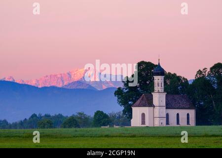 Chiesa di San Andrä vicino Etting nella luce del mattino, sul retro lo Zugspitze, vicino a Polling, Pfaffenwinkel, Alpino, alta Baviera, Baviera, GE Foto Stock