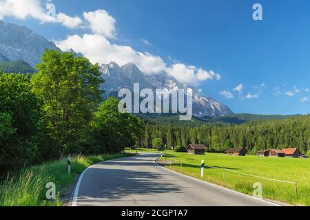 Strada per il Lago Eibsee con Zugspitze, vicino Grainau, Werdenfelser Land, Baviera, Germania Foto Stock