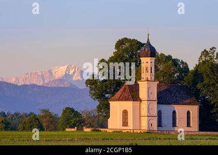 Chiesa di Sant'Andrae vicino a Etting nella luce del mattino, sul retro lo Zugspitze, vicino a Polling, Pfaffenwinkel, Alpe Foreland, alta Baviera, Baviera Foto Stock