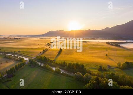 Alba sul lago Kochel, Loisach e Rohrsee-Moor, vicino a Kochel, vista aerea, Toelzer Land, alta Baviera, Baviera, Germania Foto Stock