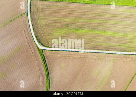 Campo attraverso il paesaggio campo, vicino Huglfing, Pfaffenwinkel, drone picture, alta Baviera, Baviera, Germania Foto Stock