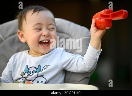 Bambino, ragazzo, 14 mesi, multietnico, ride, Blaubeuren, Baden-Wuerttemberg, Germania Foto Stock