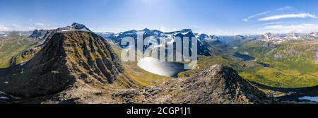 Vista aerea, Innerdalstarnett, cima e vista del lago Innerdalsvatna, Innerdalen, Trollheimen Mountain Area, Sunndal, More og Romsdal, Norvegia Foto Stock