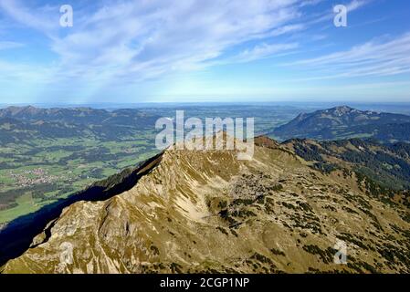 Vista panoramica dalla cima del Nebelhorn sulla regione di Allgaeu in direzione di Kempten, sulla destra Monte Gruenten 1737m, Alpi Allgaeu, Allgaeu Foto Stock