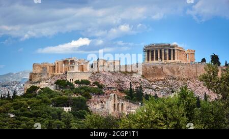 Vista della collina dell'Acropoli e del teatro di Odeon ad Atene, Grecia dalla collina di Philopapos o Muses in estate luce del giorno con grandi nuvole nel cielo blu. Foto Stock