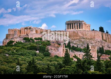 Vista della collina dell'Acropoli e del teatro di Odeon ad Atene, Grecia dalla collina di Philopapos o Muses in estate luce del giorno con grandi nuvole nel cielo blu. Foto Stock