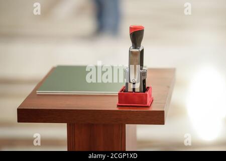 Stampatore ufficiale su un tavolo di legno Foto Stock