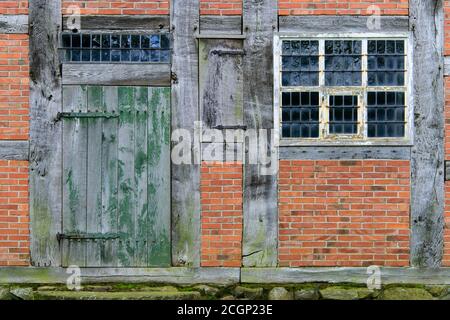 Muro di mattoni con mezzo legno, fattoria nel villaggio museo di Cloppenburg, Oldenburger Muensterland, bassa Sassonia, Germania Foto Stock