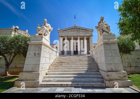 Statue di marmo di Platone e Socrate, antichi filosofi greci, in sedie, ingresso principale all'Accademia di Atene, centro nazionale di ricerca della Grecia. Foto Stock