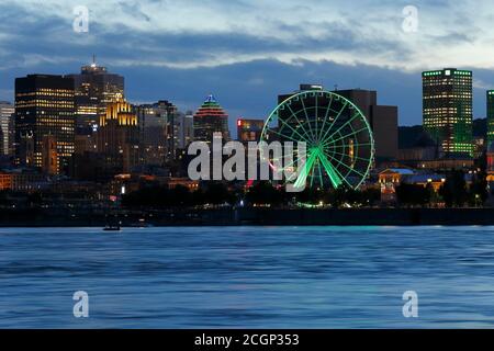 Grande ruota illuminata nel Porto Vecchio, Montreal, Provincia di Quebec, Canada, Nord America Foto Stock