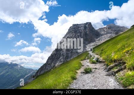 sentiero che conduce al grande corno nella zona montana del gran sasso d'italia Foto Stock