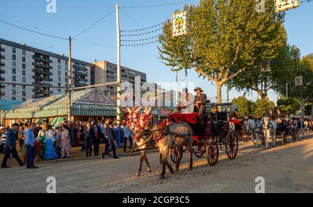 Carrozza trainata da cavalli decorata, Casetas posteriore, Feria de Abril, Siviglia, Andalusia, Spagna Foto Stock