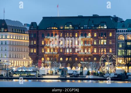 Hamburger Hof, albergo con saluti di Natale in diverse lingue, Amburgo, Germania Foto Stock